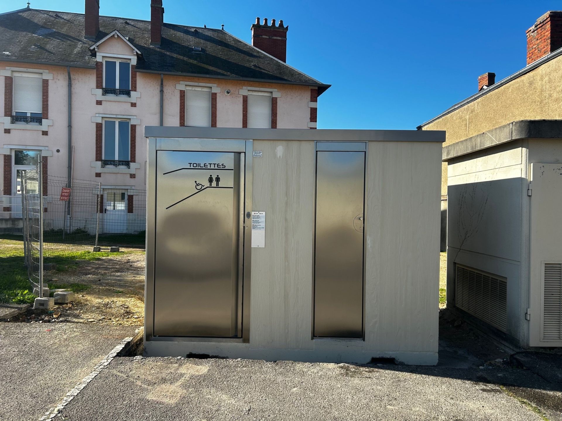 Cabine PMR avec mur urinoir disponible en version manuelle, semi-automatique ou automatique - réf. 2073_2