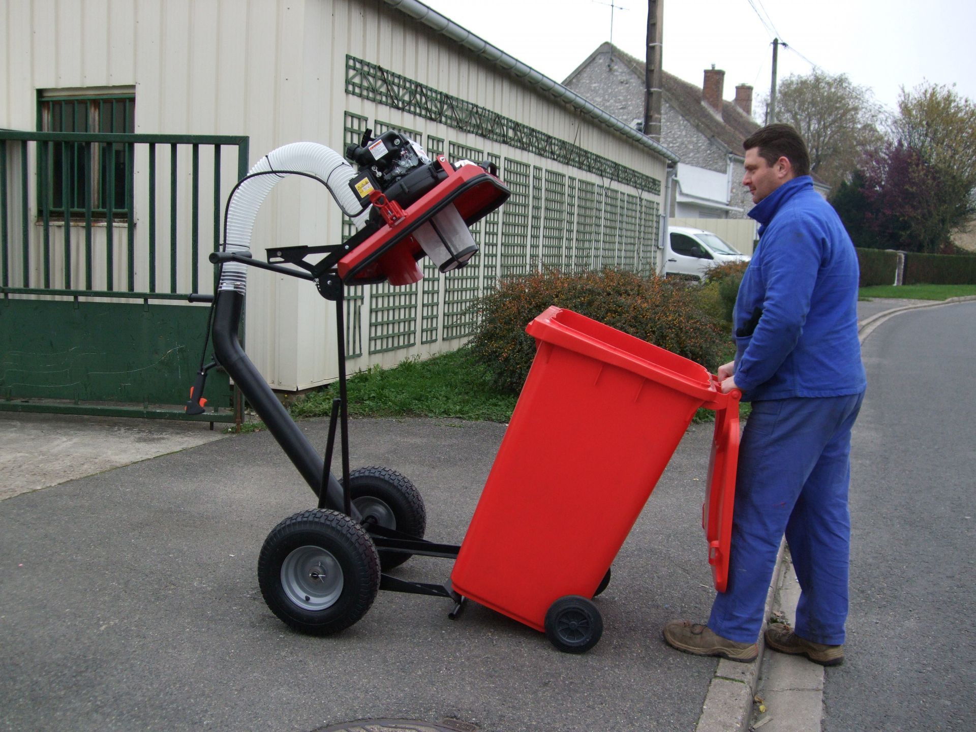 Aspirateur de voirie puissant avec bac 240 litres honda 50 cm3 4 temps_2