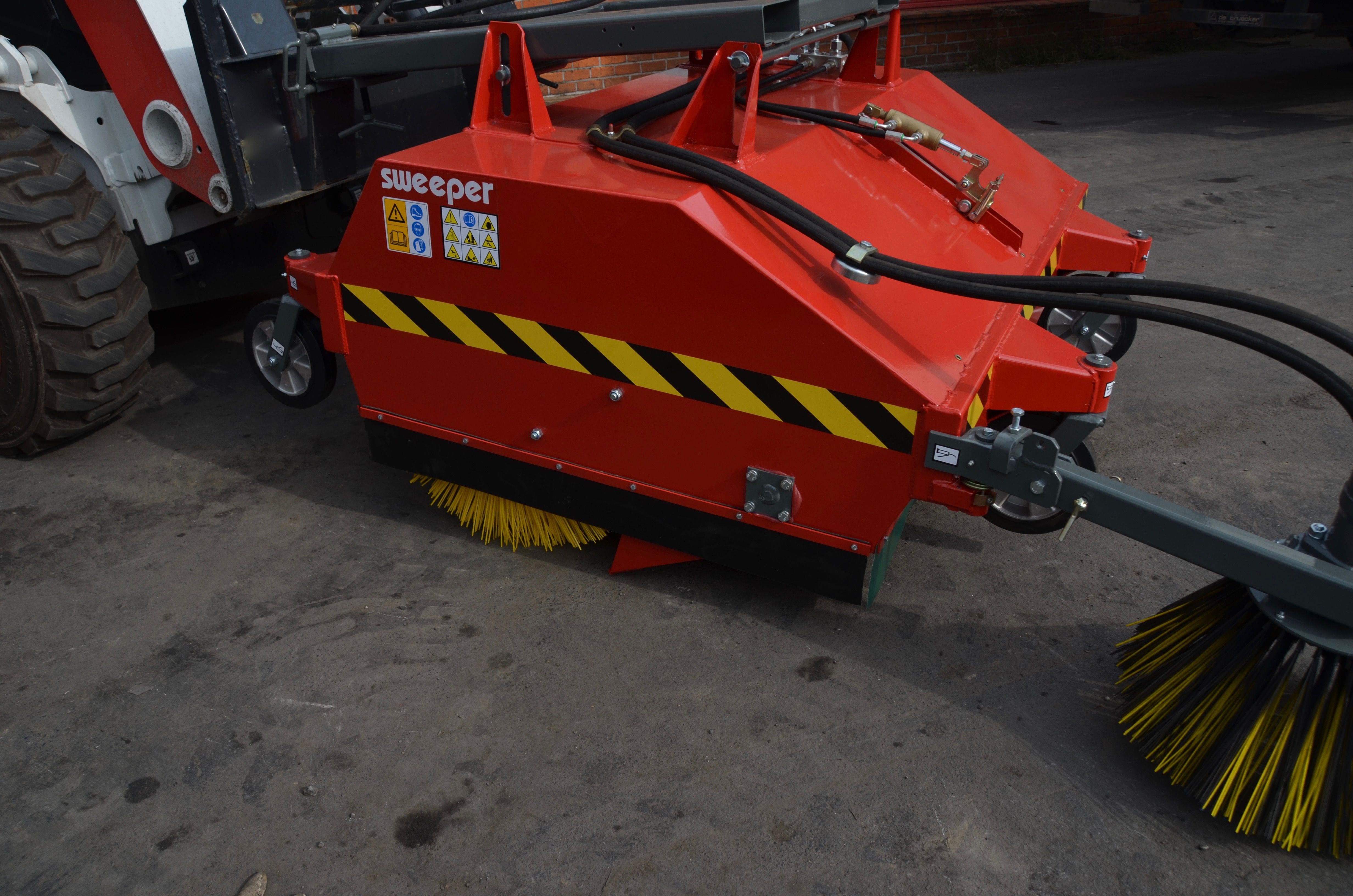 Balayeuse industrielle Attec - marche avant - pour télescopiques et chariots élévateurs - options hydrauliques et essence_2