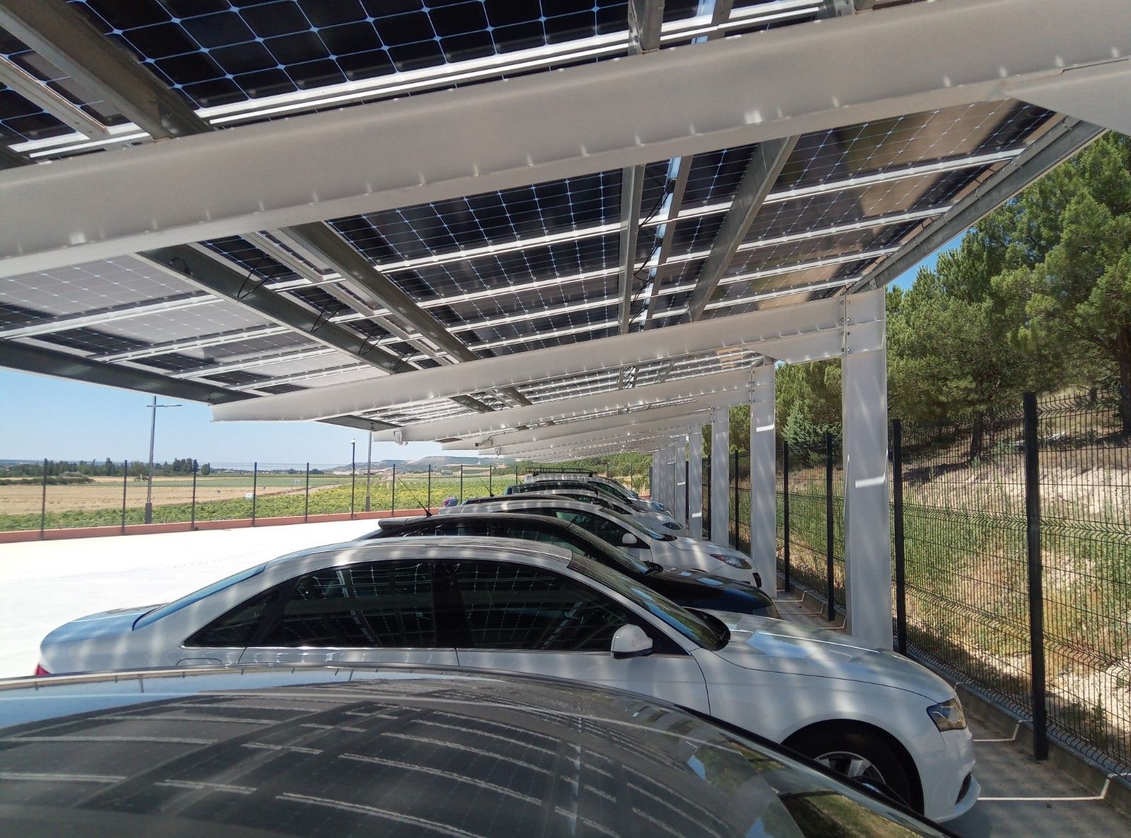 Ombrière photovoltaïque en acier_Sur mesure_SUNPARK_2