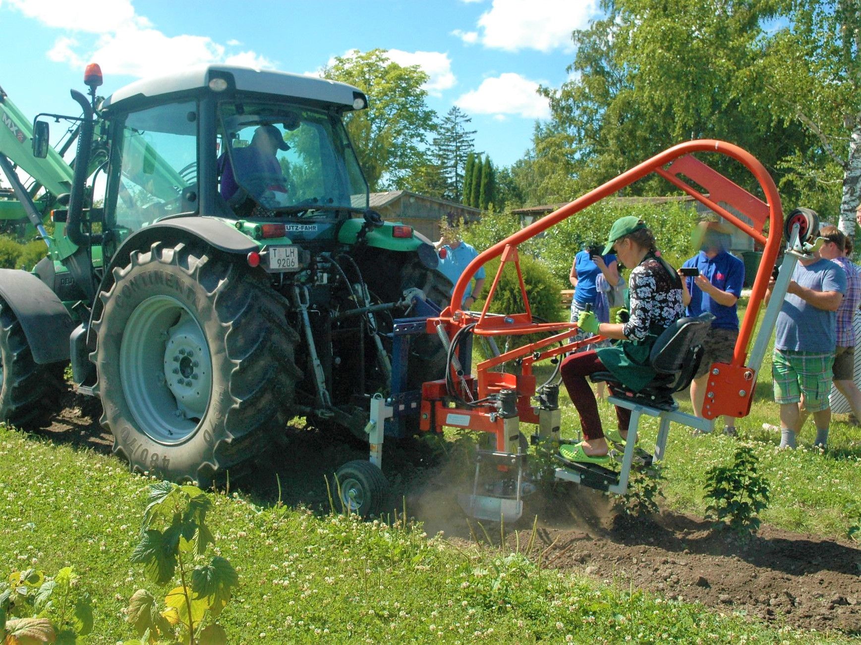 Bineuse pour cultures en rangées avec espacement tracteur