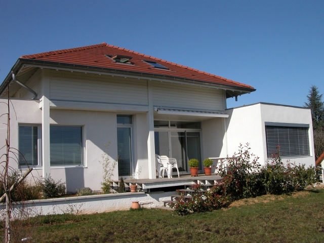 Maison à ossature en bois - demi-niveaux rose - toit multipente_3