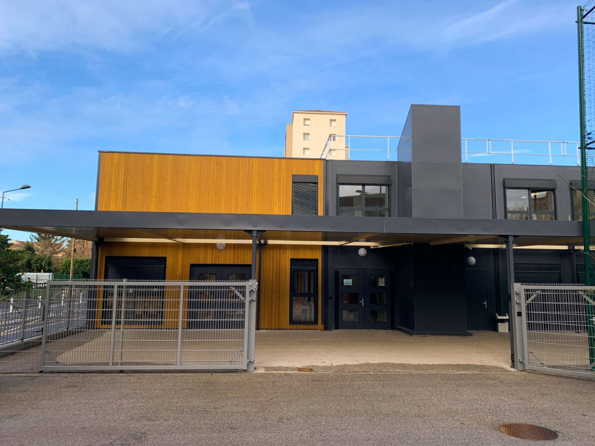 Préau couvert sur mesure pour établissement scolaire, bâtiment modulaire ou extérieur abrité - Fabrication SITI EUROPE depuis 25 ans_2