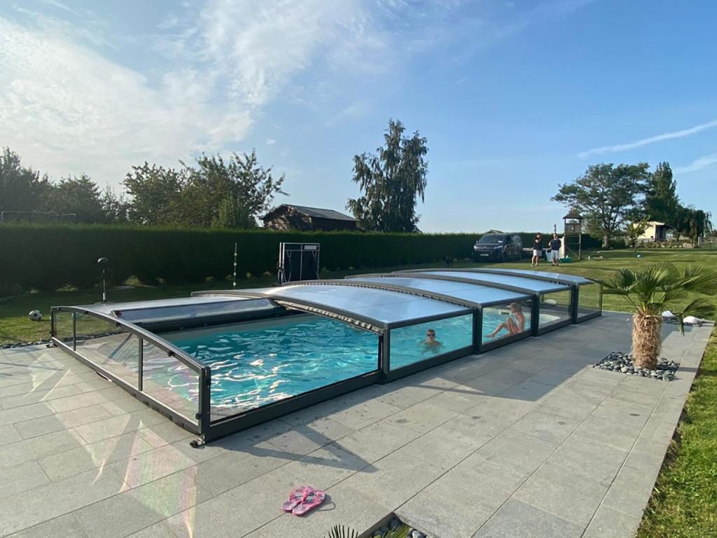 Abri piscine bas spacieux avec ouverture télescopique sans rails au sol - BOREALIS XL - Trappe XXL+ et volume intérieur optimal_2