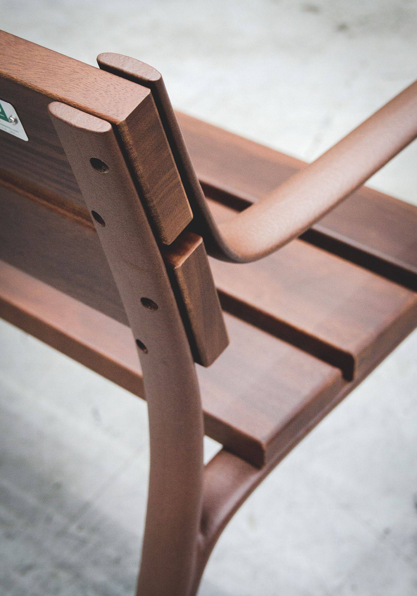 Banc public Citizen UM301 - design contemporain par Eugeni Quitllet - piètement en fonte ductile et lattes en bois tropical_2