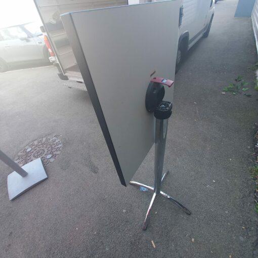 Table mange-debout pliante d'occasion - structure 4 pieds - plateau noir 60x60 cm - base en aluminium_2