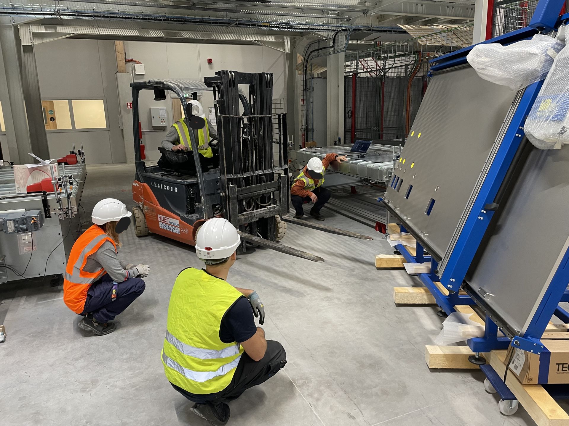 Table de contrôle avec dispositif de maintien par le vide