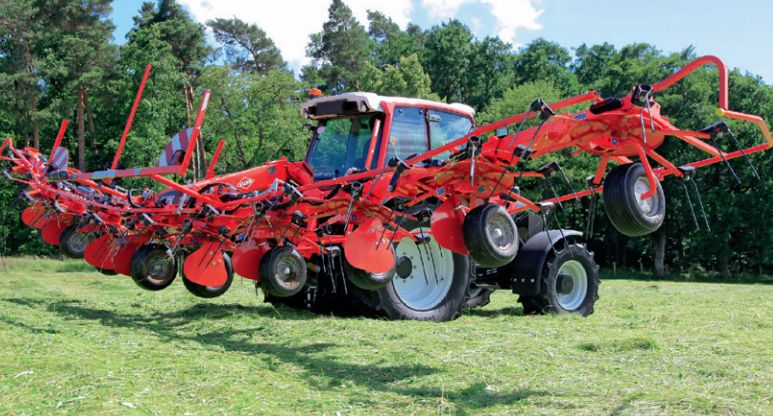 Girofaneur Kuhn GF 8700 avec système efficace de stabilisation au transport