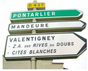 Panneaux directionnels à caissons traversants en aluminium - Gamme BERGERONNETTE - Sobres, robustes et adaptés aux sites urbains ou ruraux_2