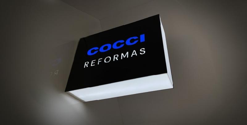 Enseigne lumineuse drapeau avec faces ajourées et profils en plexiglas - Personnalisable_2