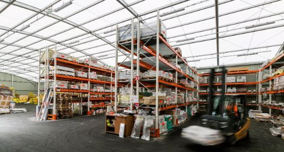 Entrepôt logistique constituée d'une charpente en aluminium arrondie - Neivalu Oxygen_2