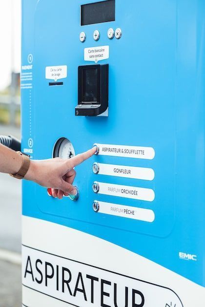 Borne 4-en-1 avec aspirateur, parfumeur, gonfleur et souflette