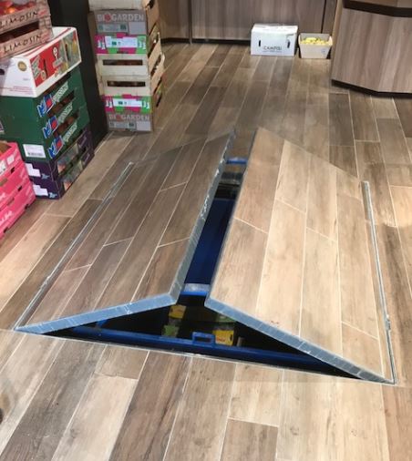 Monte charge à trappe 2 vantaux pour des charges de 0 à 1 500 Kg  conçu pour les bars, les restaurants, les bureaux de tabacs_2