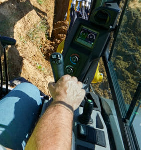 Pelle sur chenille EZ50 - Compacte, cabine ergonomique et déport arrière minimal_2