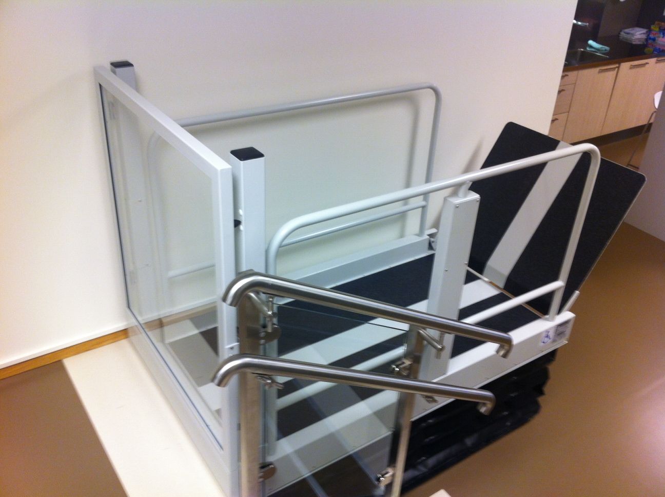 Plateforme élévatrice sans fixation au sol pour situations provisoires