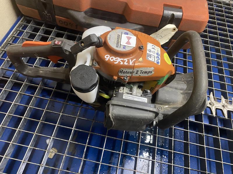 Taille Haie Husqvarna 226HD60S - Lamier 60 cm, écartement dents 28 mm, moteur thermique 23.6 cm³_2