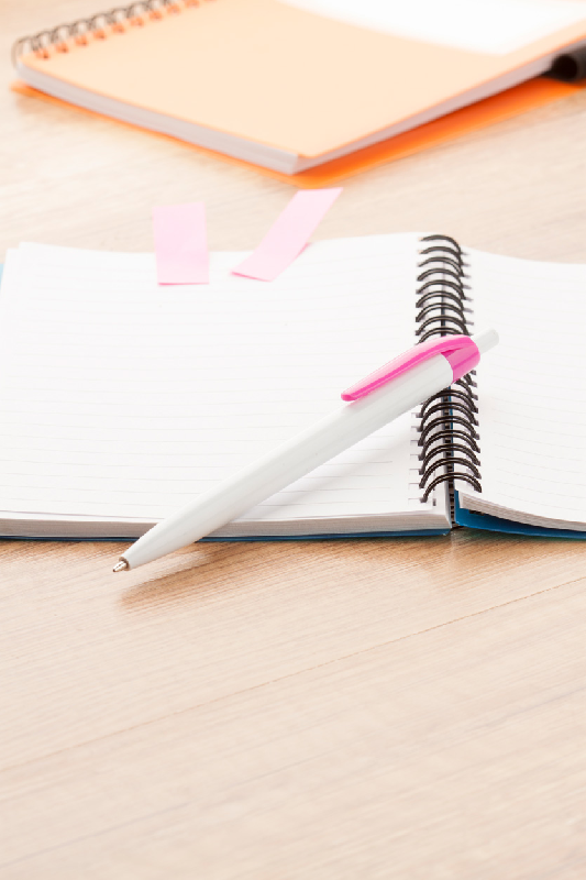 Stylo à bille - plastique avec corps blanc, clip coloré et encre bleue - couleur fuchsia_2