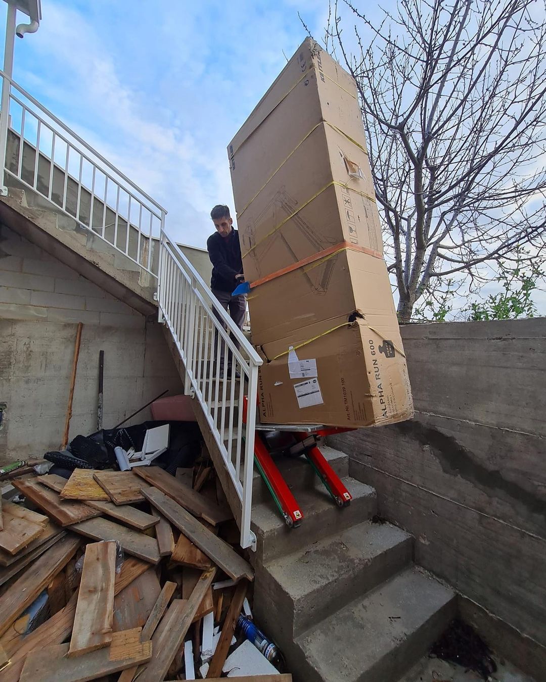 Diable électrique idéal pour le déplacement des coffres-forts dans les escaliers - DOMINO 300_0