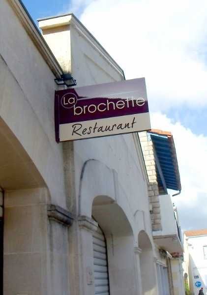 Enseigne drapeau sur mesure en plexi ou aluminium, avec système d'éclairage intégré - OUEST ENSEIGNES_3