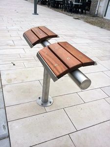 Assis-debouts publics zéphirin - france inox - structure en tube inox de diamètre 76 - assise en lames de bois exotiques_2