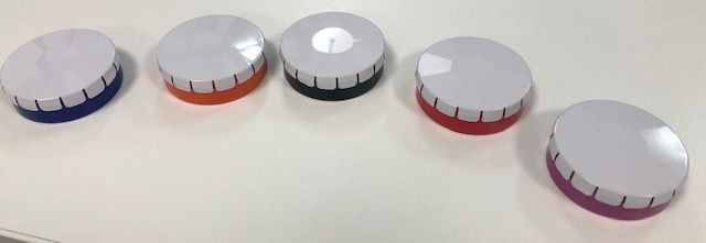 Cendrier compact avec mécanisme clic-clac