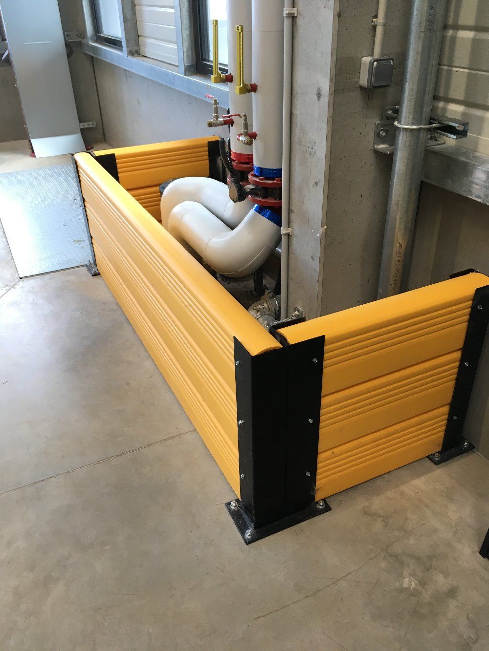 Dispositif de sécurité pour séparer zones dangereuses et voies de circulation