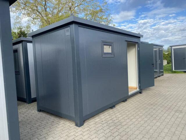 Conteneur sanitaire accessible 4×2 - Adapté PMR avec barres d'appui, lavabo et rampe d'accès_2