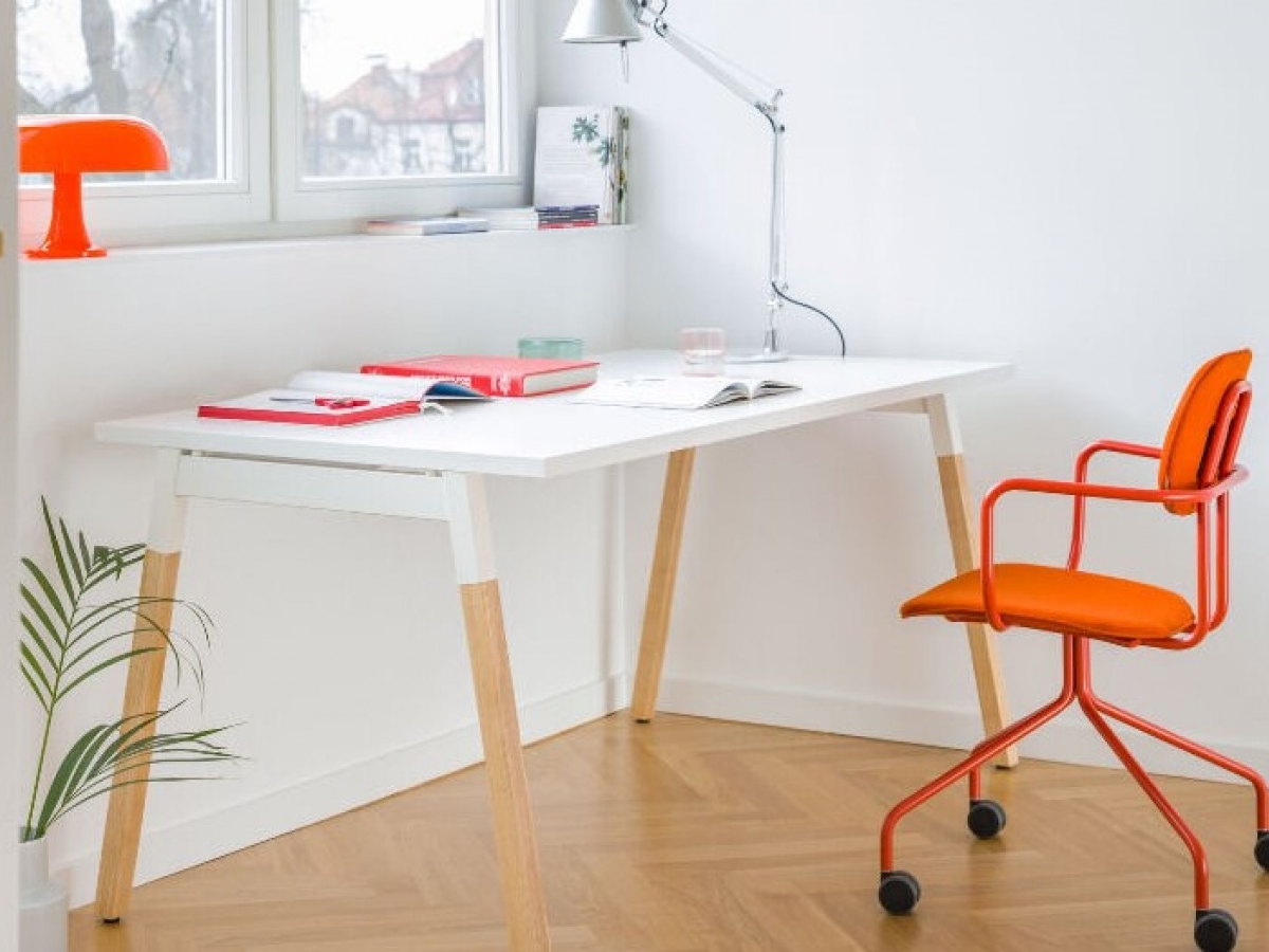 Bureau opératif esthétique et fonctionnel avec pieds en bois - OGI W - design minimaliste et finitions personnalisables_2