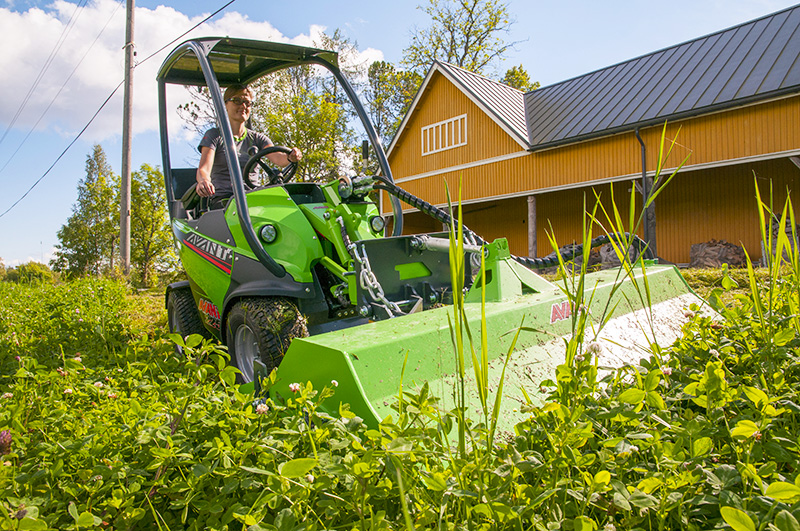 Outil de débroussaillage Avant Tecno pour entretien des bas-côtés