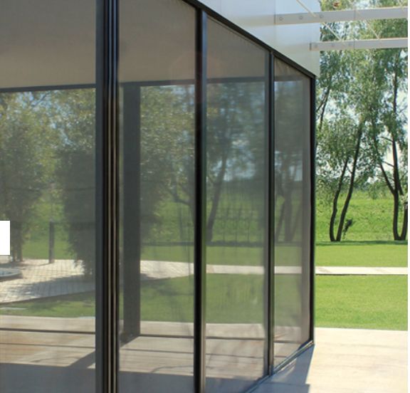 Protection contre les insectes avec les moustiquaires Bandalux en tissu gris