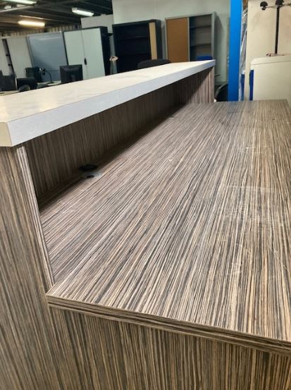 Banque d'accueil finition wengé - 260 cm x 96 cm - hauteur 110 cm - 2 passes câbles - n°60_2