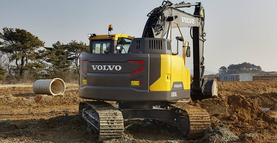 Engin de chantier Volvo ECR235E avec moteur EN étape IV