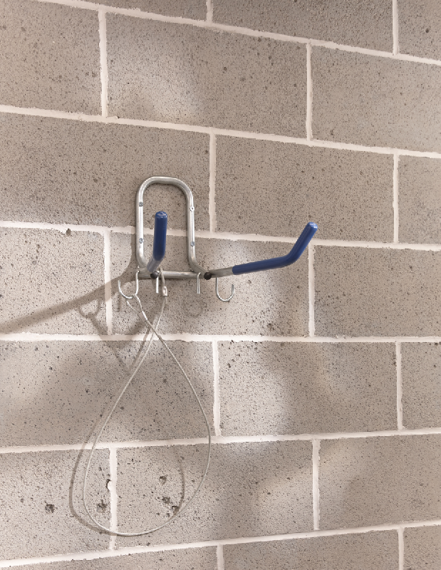 MOTTEZ - Crochet mural rabattable pour 1 vélo avec câble antivol de 122cm et crochets pour accessoires - B052QRA_2