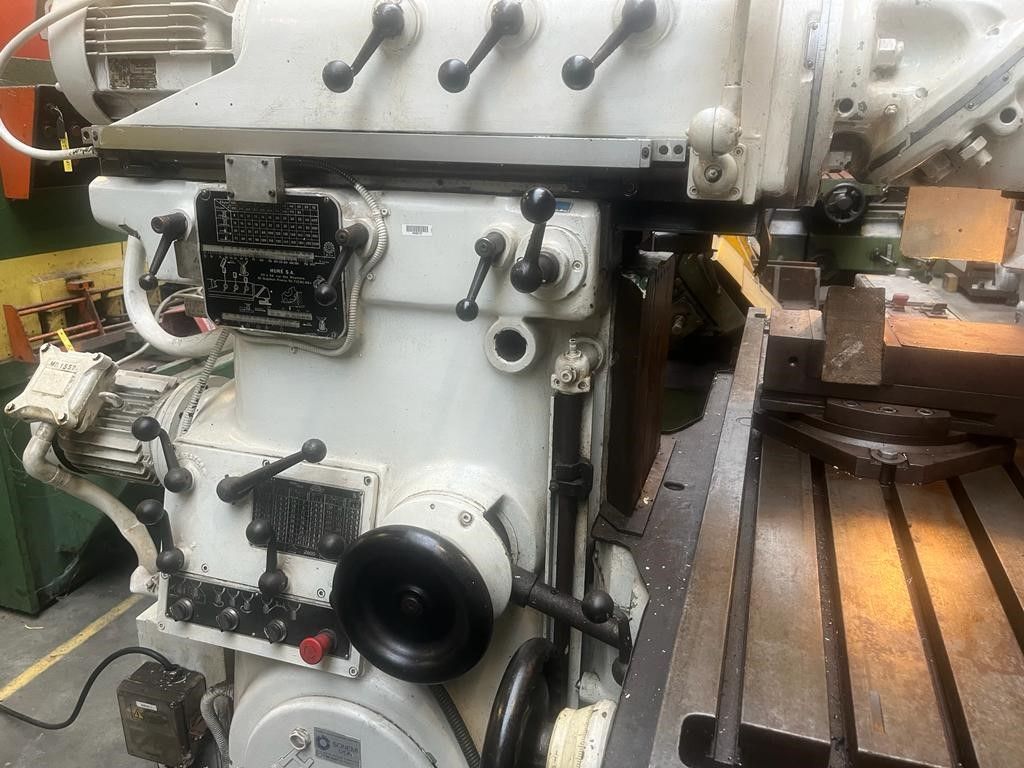 Fraiseuse HURON MU5 avec 27 vitesses de broches de 30 à 2066 tr/min