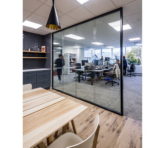 Cloison vitrée H7 avec finitions en simple ou double vitrage