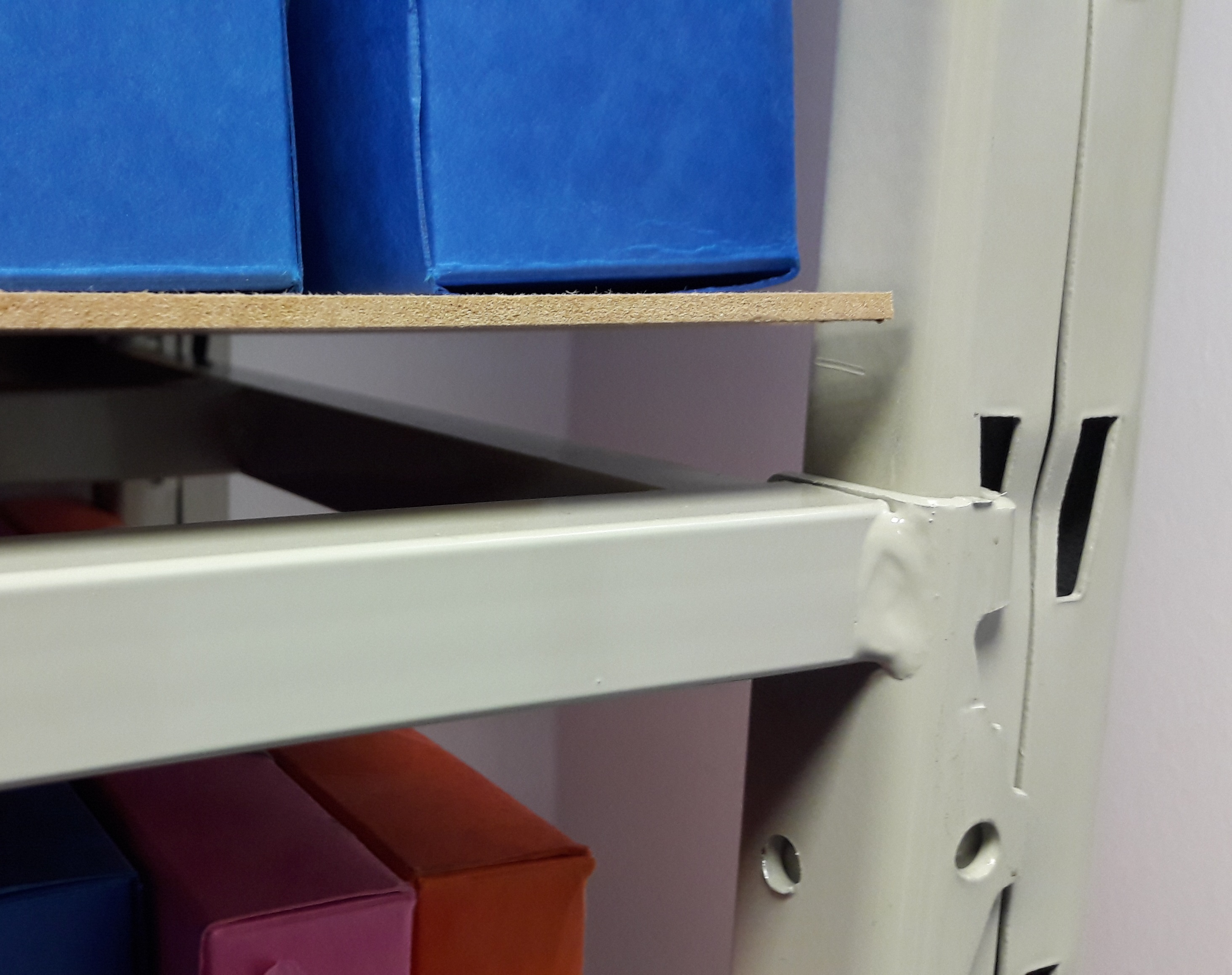 Rayonnage tubulaire - Poteaux perforés, tubes soudés 20x20, charge max 355 kg_2