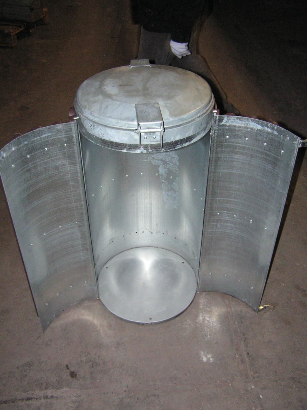 Corbeille publique ronde avec trappe avant pour vidage facile