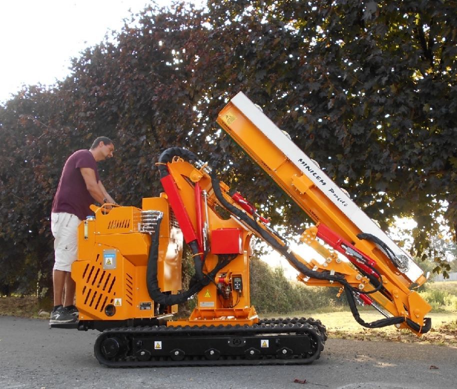Taille-haie hydraulique stable avec correction de dévers