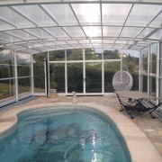 Abri piscine haut design - adossé et télescopique en polycarbonate transparent avec façade escamotable et options personnalisables_2
