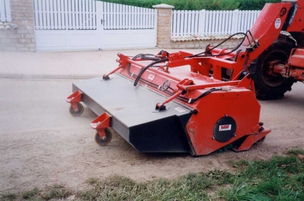 Balayeuse ramasseuse industrielle BR 250 - Bugnot - 2,50m avec bac hydraulique_2