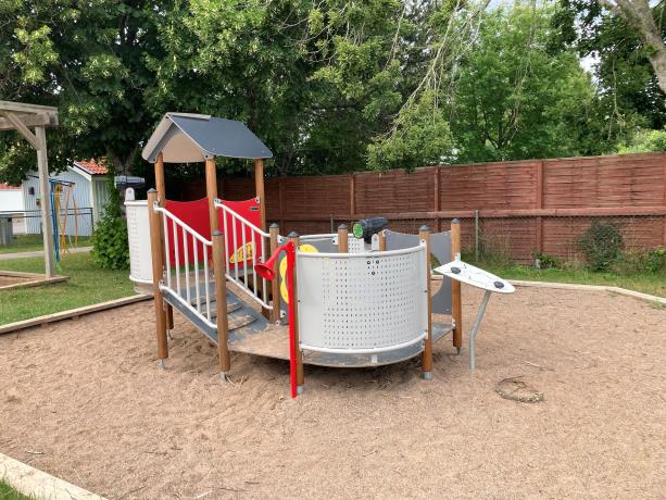 Structure multi-jeux 3 à 5 ans - Unimini Apista - Hags - Poteaux bois et panneaux HPL - Rouge_2