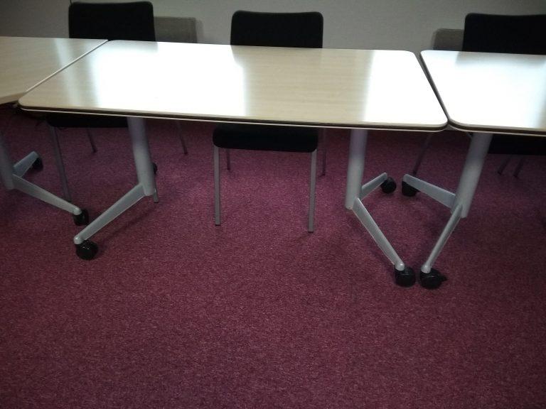 Table de réunion Werndl d'occasion - beige, pieds en aluminium, différentes dimensions - pliante et maniable_2