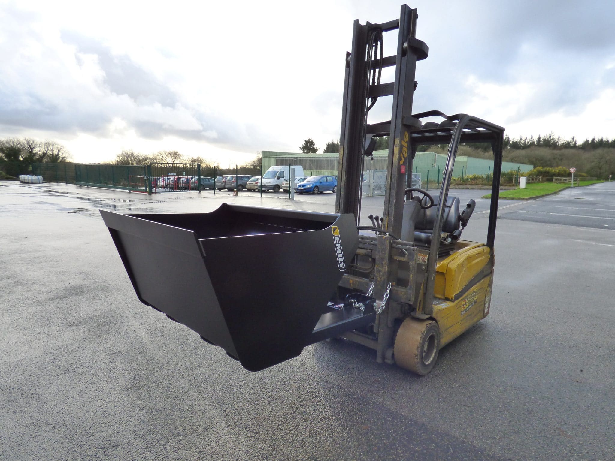 Godet en acier sur chariot élévateur pour sable, graviers, sciures, déchets, débris métalliques-   - emily eco-benne hydraulique_2