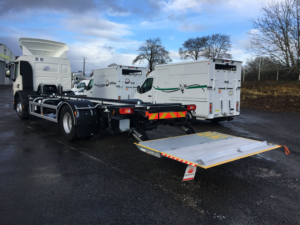 Carrosserie porte caisse avec verrous escamotables et rouleaux de guidage