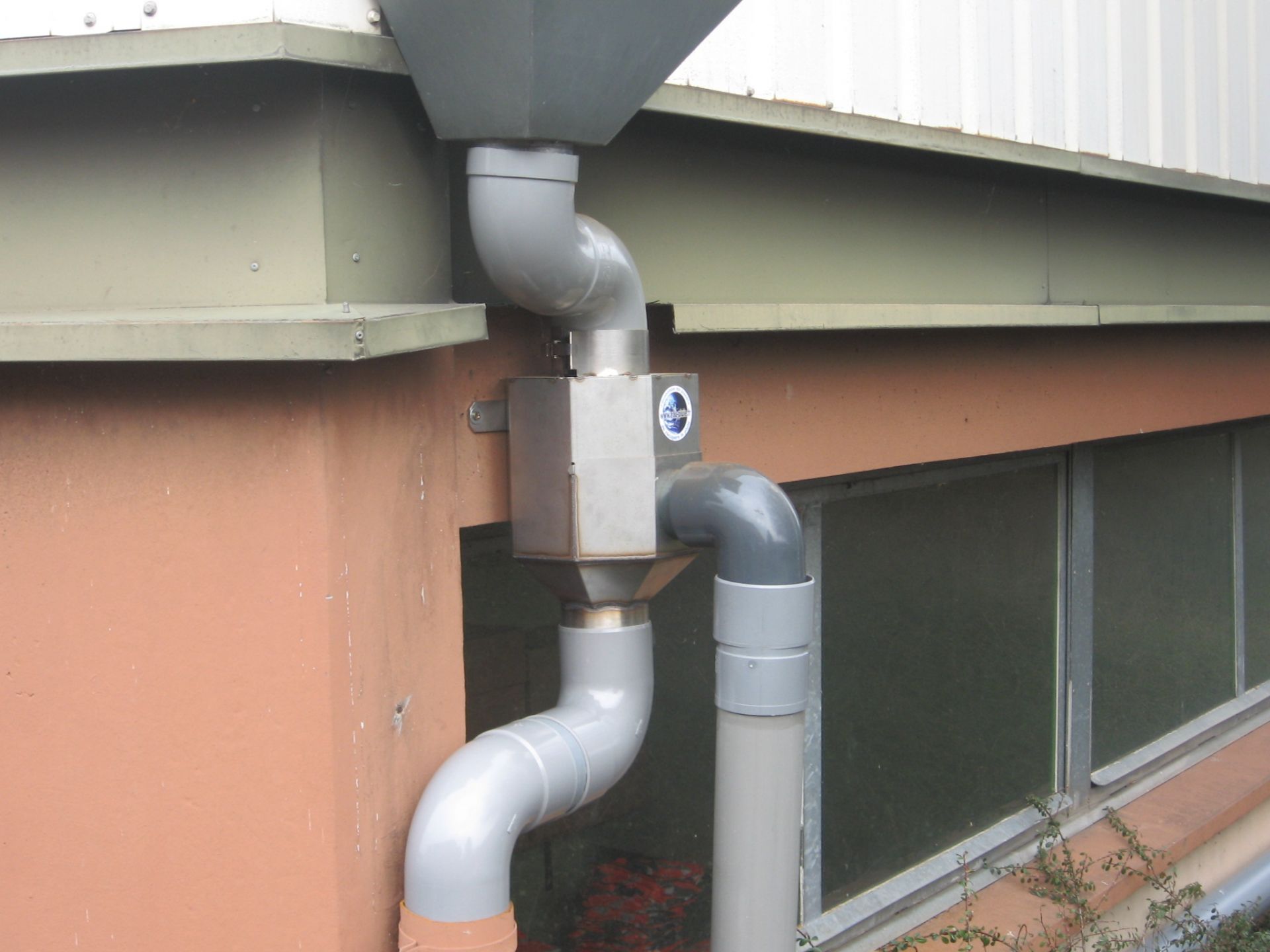 Collecteur d'eau de pluie avec filtre auto-nettoyant pour usage industriel