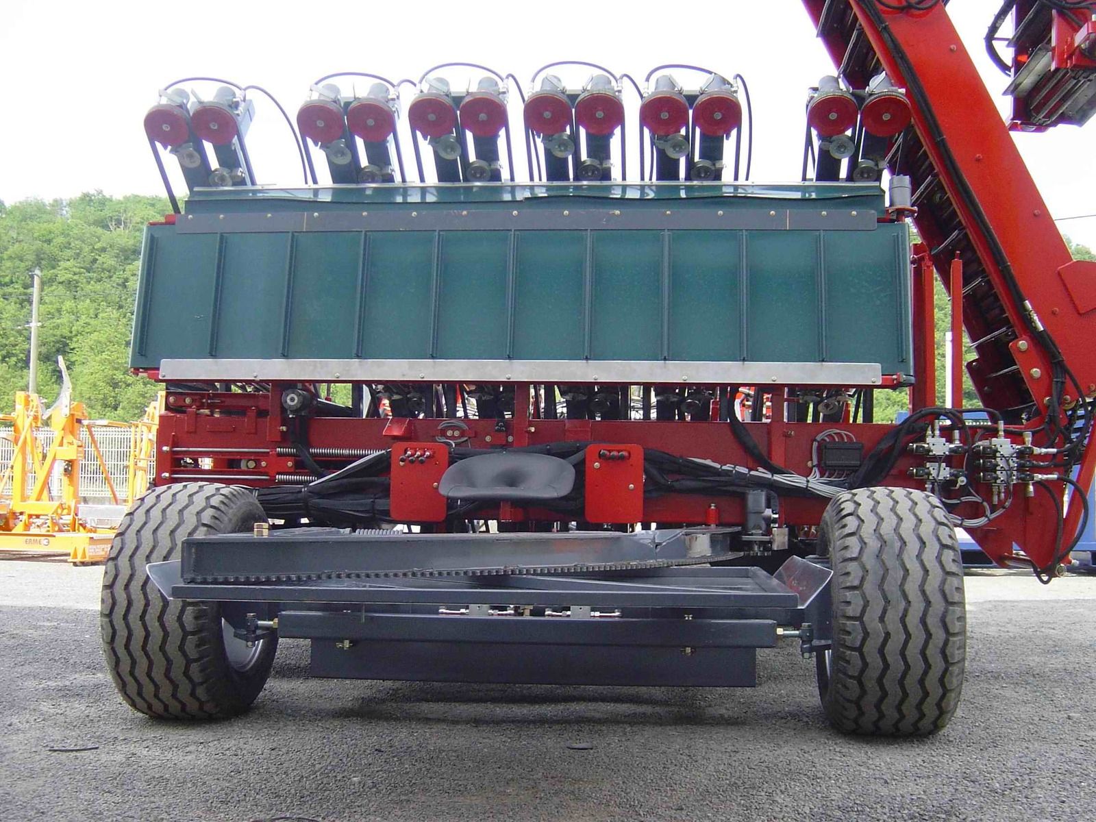 Machine RECL pour récolte d'ail avec courroies d'arrachage et système anti-blocage