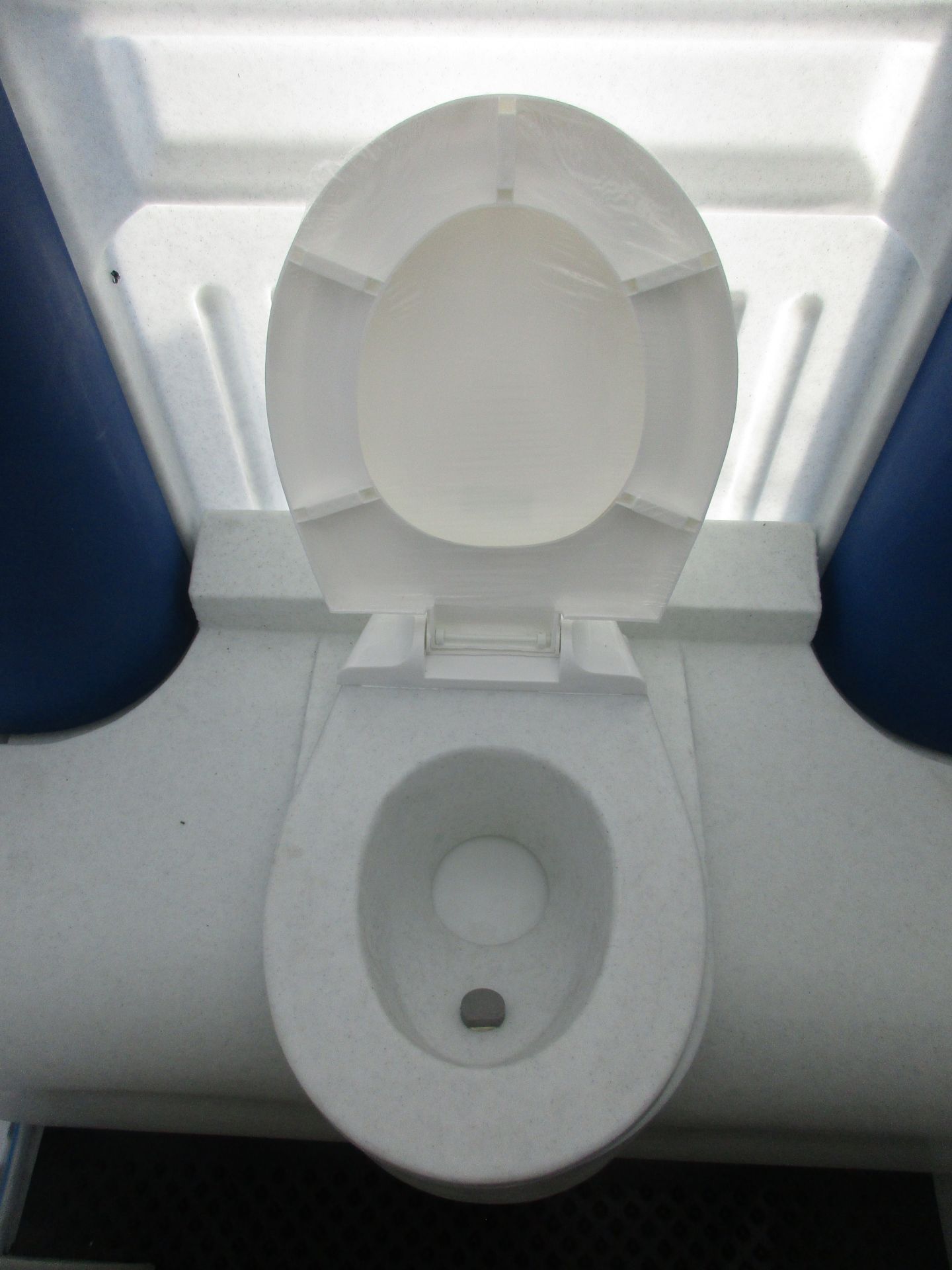 Sanitaire extérieur autonome avec porte thermoformée et patère intérieure