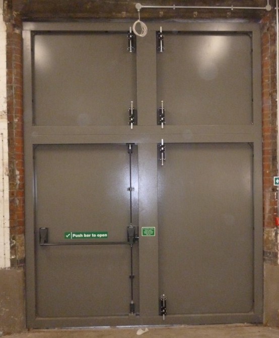 Porte anti-inondation Flo-Secur ST - acier étanche 840mm - options barre anti-panique et coupe-feux_2