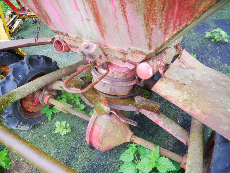 Saleuse / épandeur à sel France Neige SRL - capacité 300L - modèle traîné - occasion - bon état_2