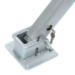 Barrière rabattable de parking avec armature résistante et protection contre la corrosion